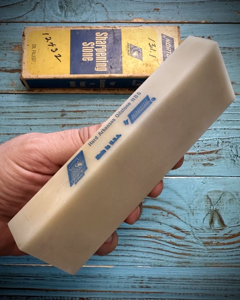 Продам Norton Bear Arkansas Hard Translucent камінь для заточування