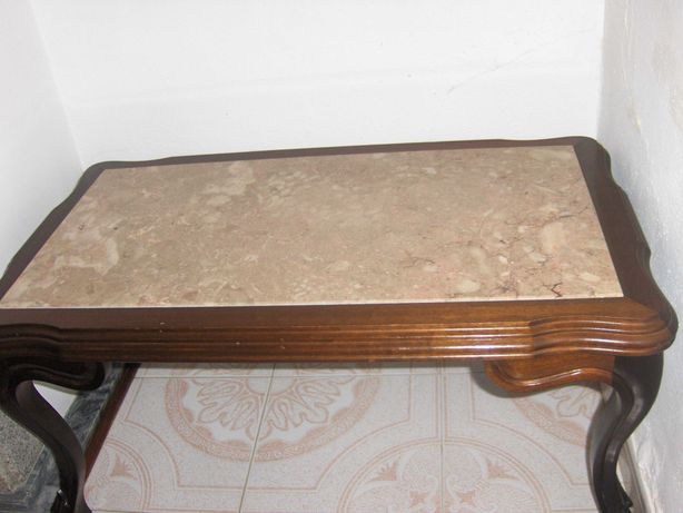 Mesa de centro, em madeira com tampo em pedra mármore