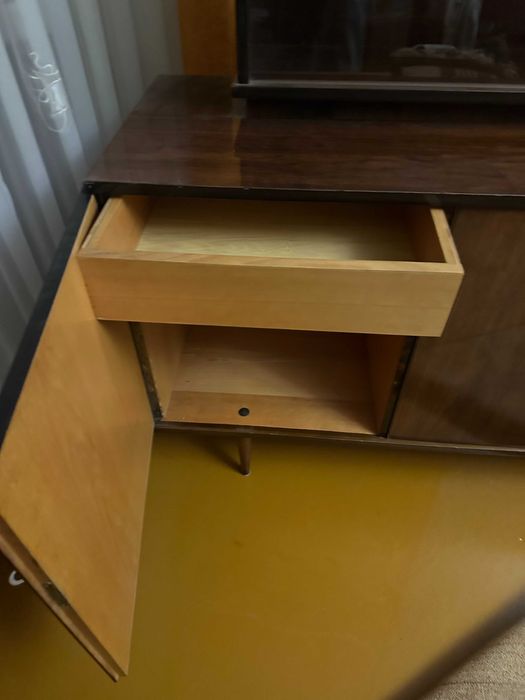 Komoda z czasów PRL