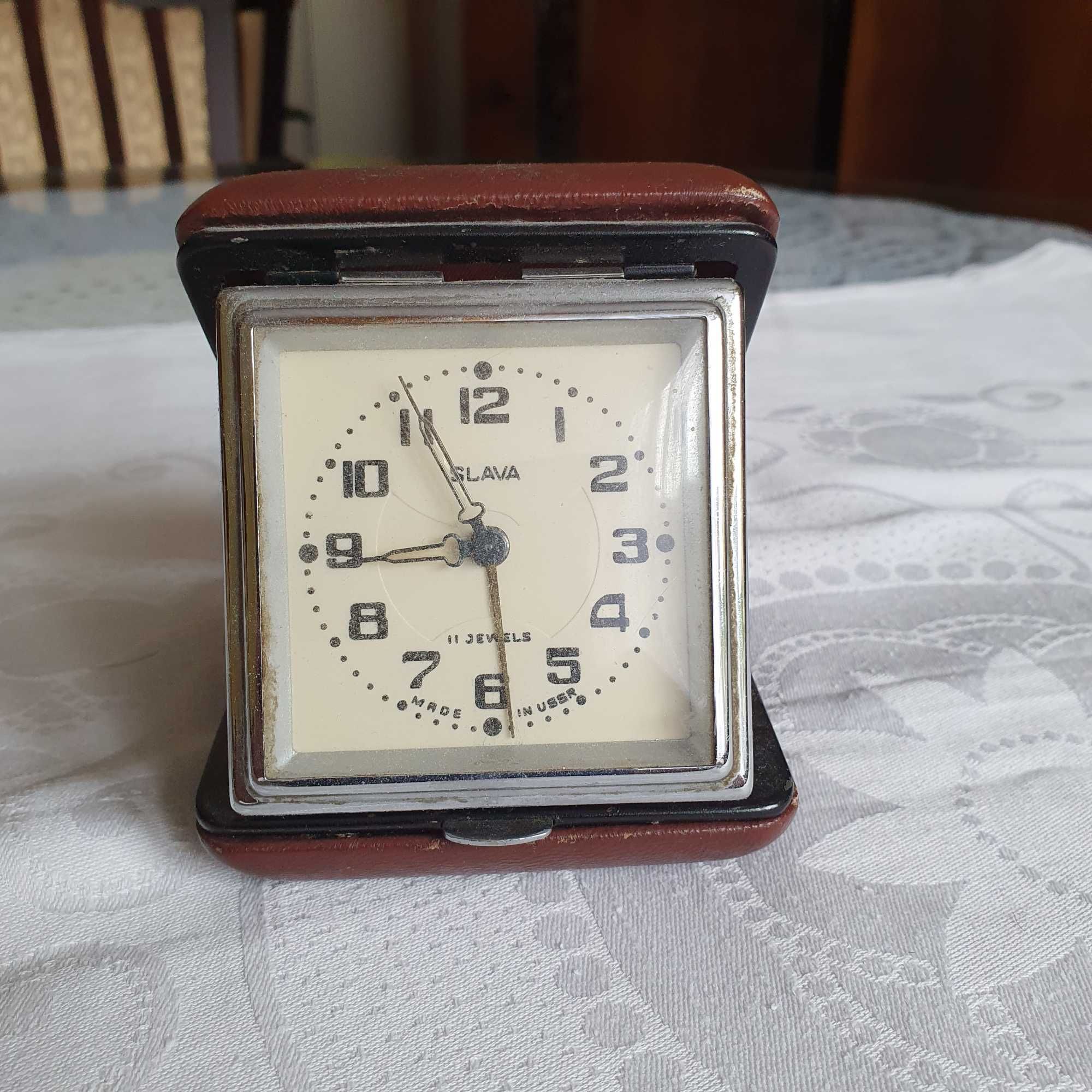 Piękny zabytkowy budzik Slava podróżny w skórzanym etui
