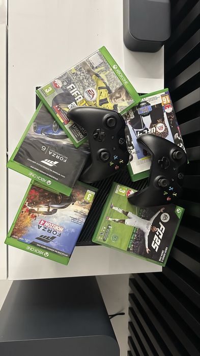 X box One 2 pady  + 5 gier