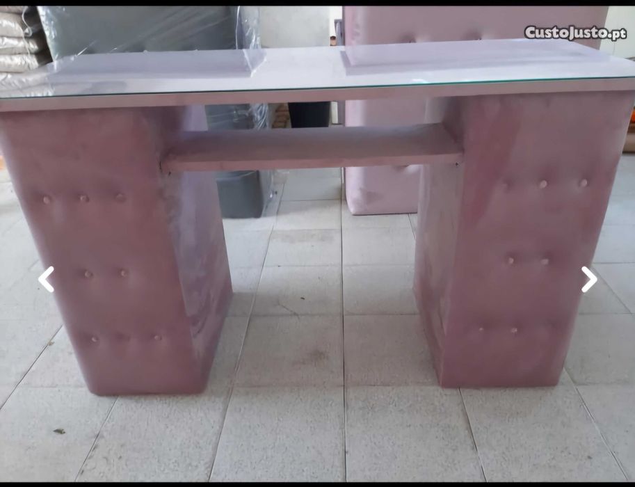 Sofá todo estofado em cinza claro