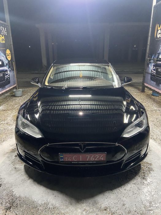 Тесла модел S 2013 року