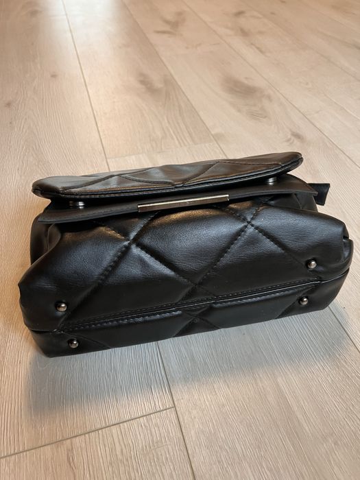 Жіноча сумочка з ланцюжком