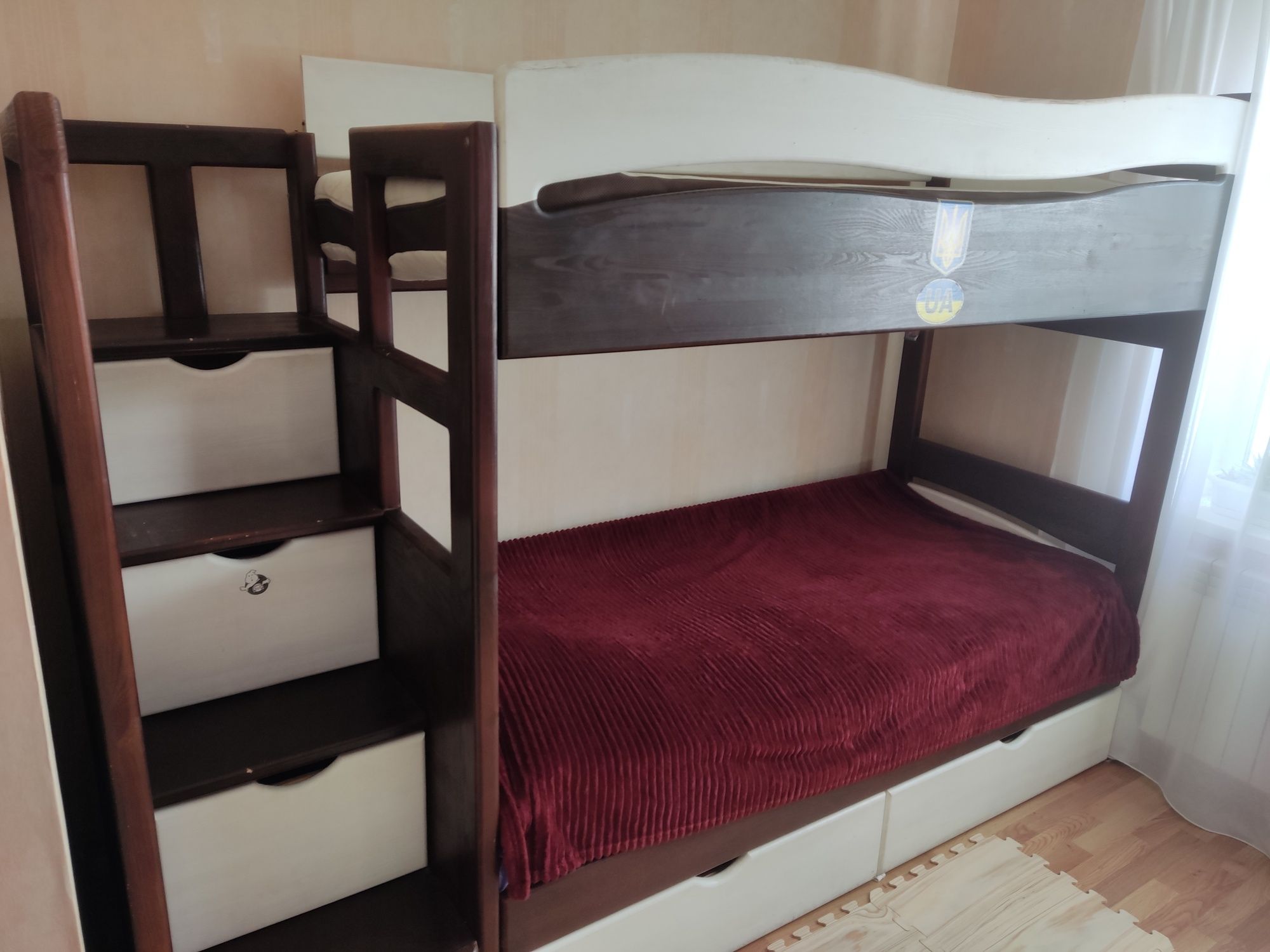 Ліжко. Меблі в дитячу кімнату з натурального дерева