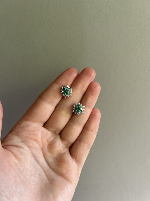 Сережки цвяшки з неймовірними сяючими зеленими кубічними цирконіями