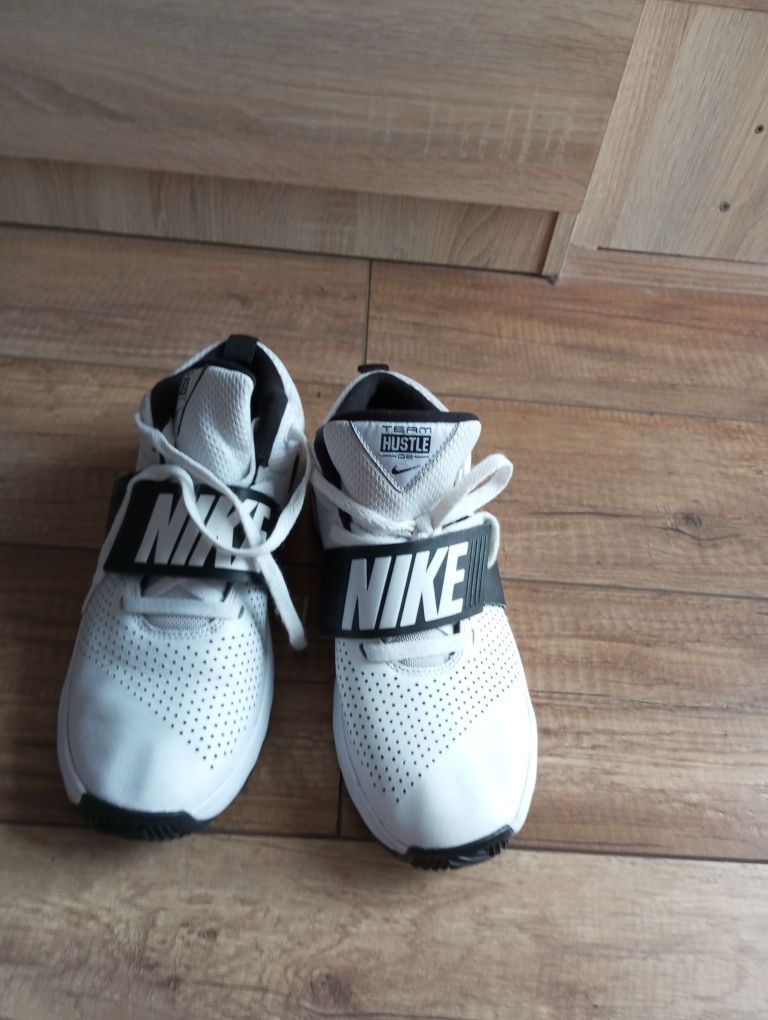 Buty Nike Hustle D8