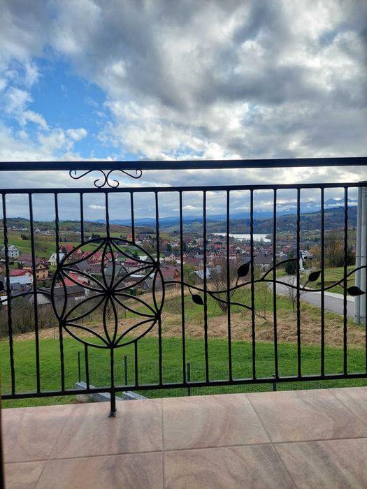 Domki u Seseta Kluszkowce na Podhalu z widokiem na Tatry i jezioro