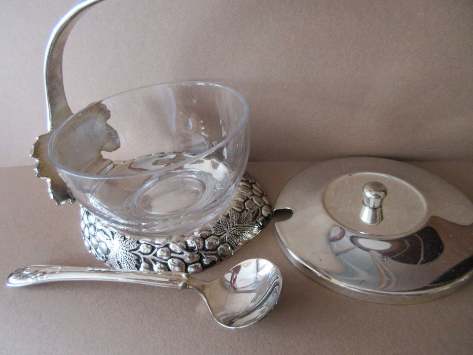 Nowa posrebrzana cukiernica w oryginalnym opakowaniu