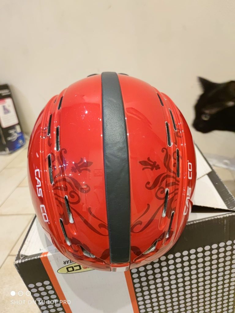 Śliczny kask narciarski casco