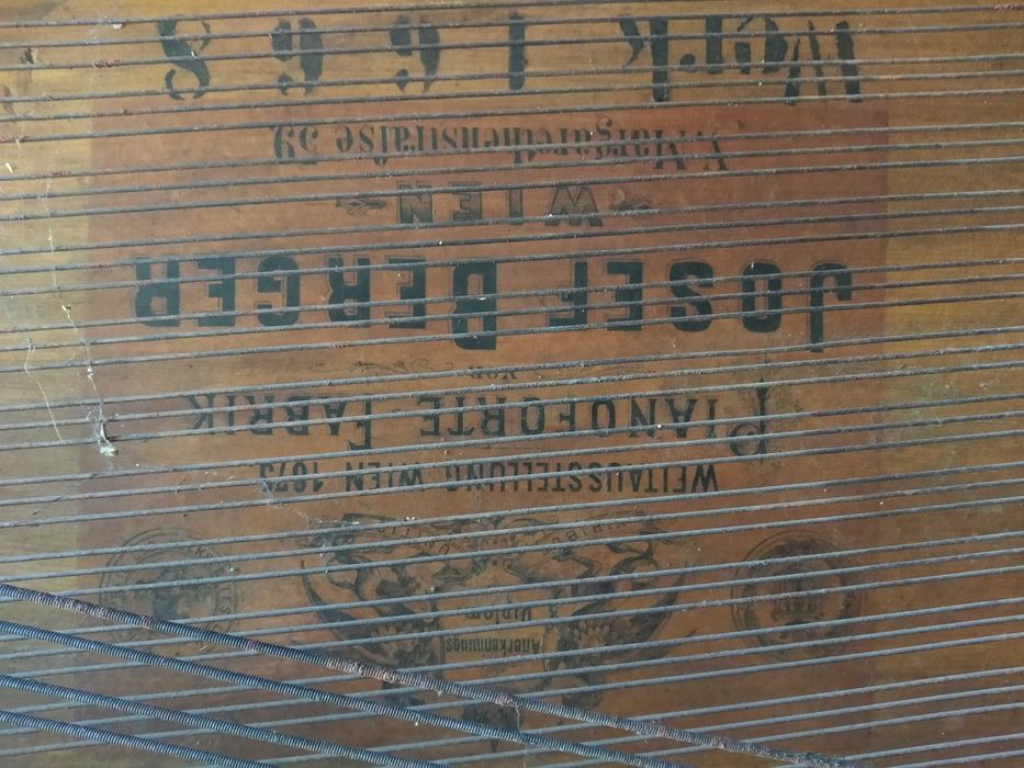 Stary, zgrabny fortepian wiedeński z 2 poł. XIX w. do renowacji; dekor