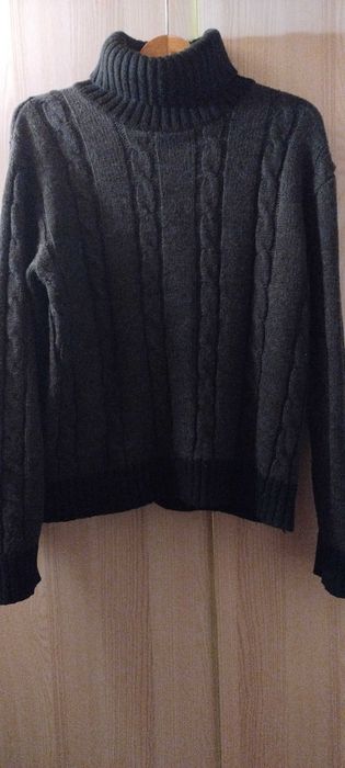 Golf męski  w kolorze grafitowo czarnym.