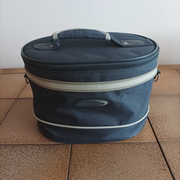 Granatowy kuferek Globtroter