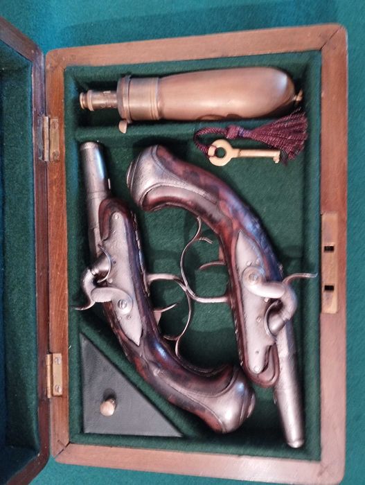 Par de pistolas de percussão francesas por volta de 1790