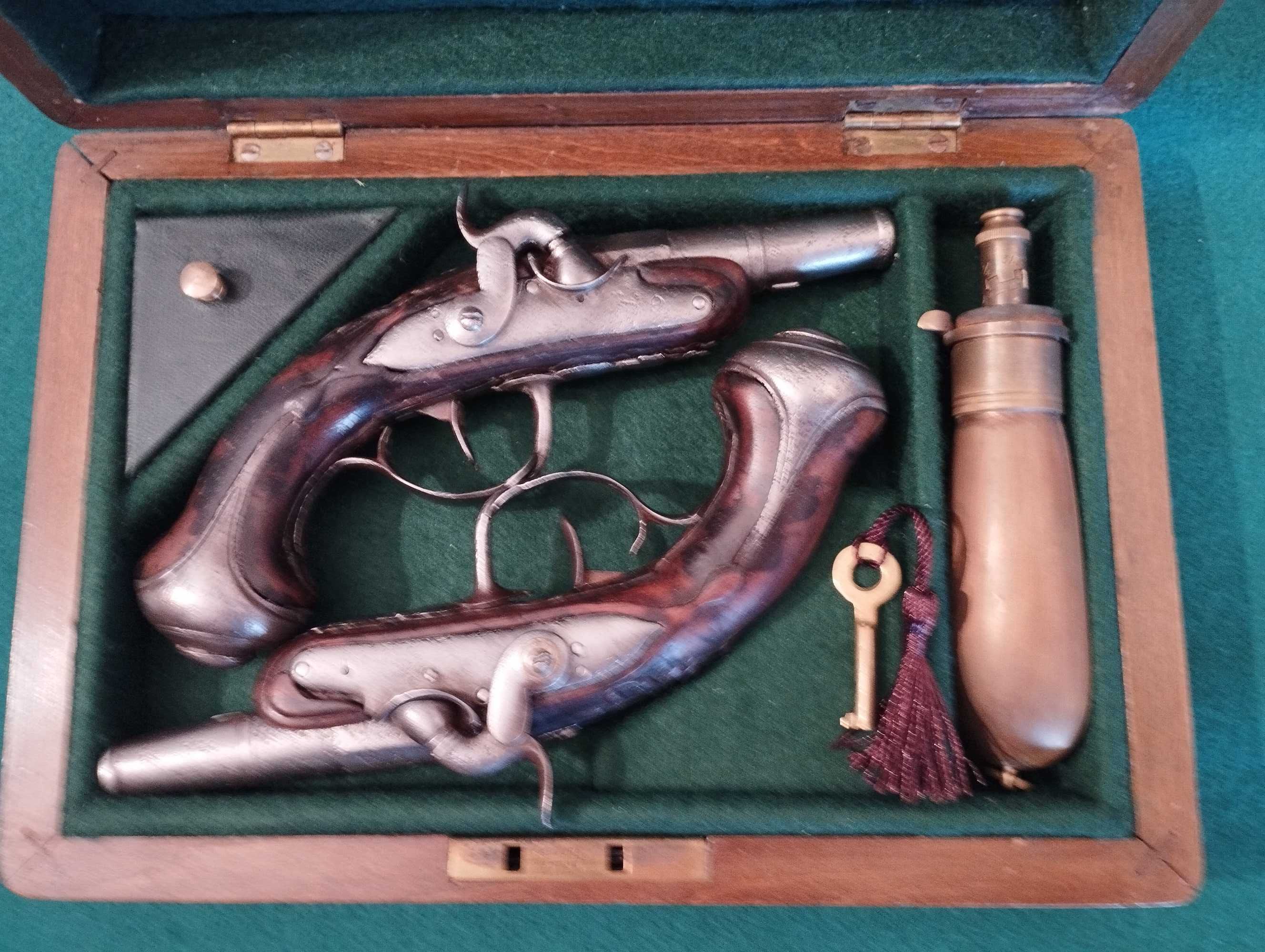 Par de pistolas de percussão francesas por volta de 1790