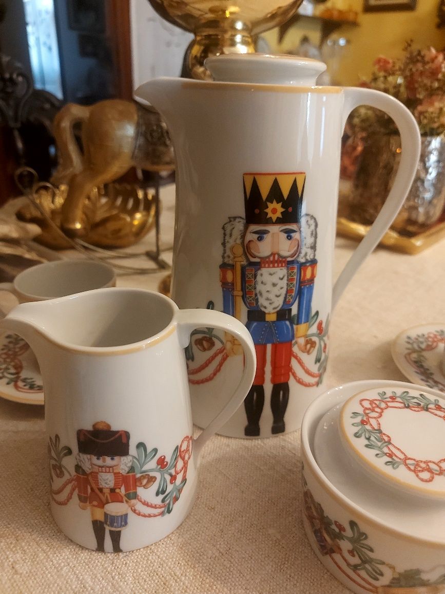 Serviço porcelana SPAL motivo Natal
1 Bule, 1 Leiteira e 1 Açucareiro