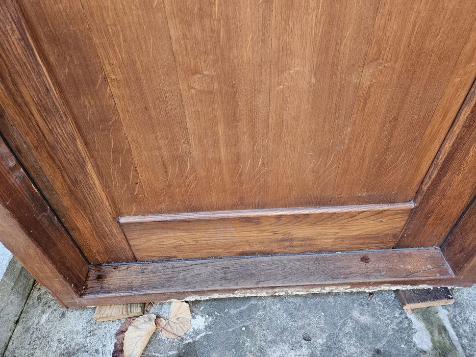 Drzwi drewniane z demontażu – solidne, z oknem, w bardzo dobrym stanie