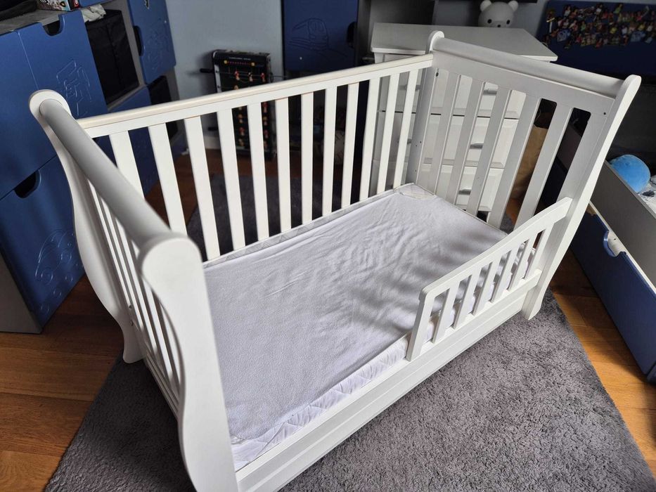 Zestaw mebli dziecięcych Łóżeczko, komoda i półki