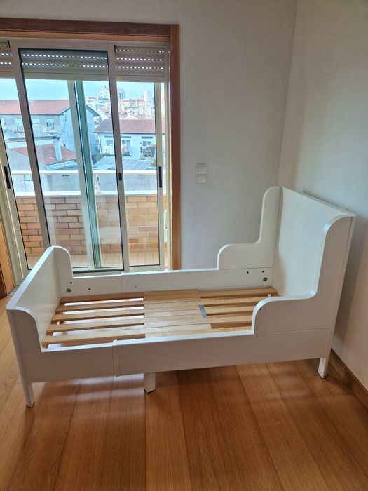 Cama de criança branca extensível