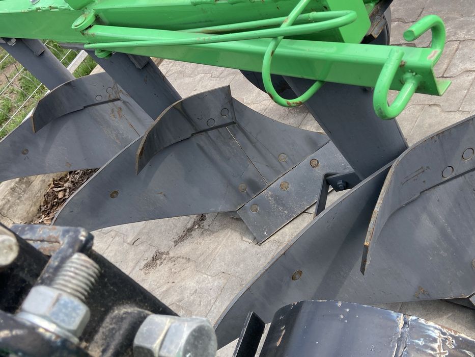 Плуг 3 корпусний , є доставка