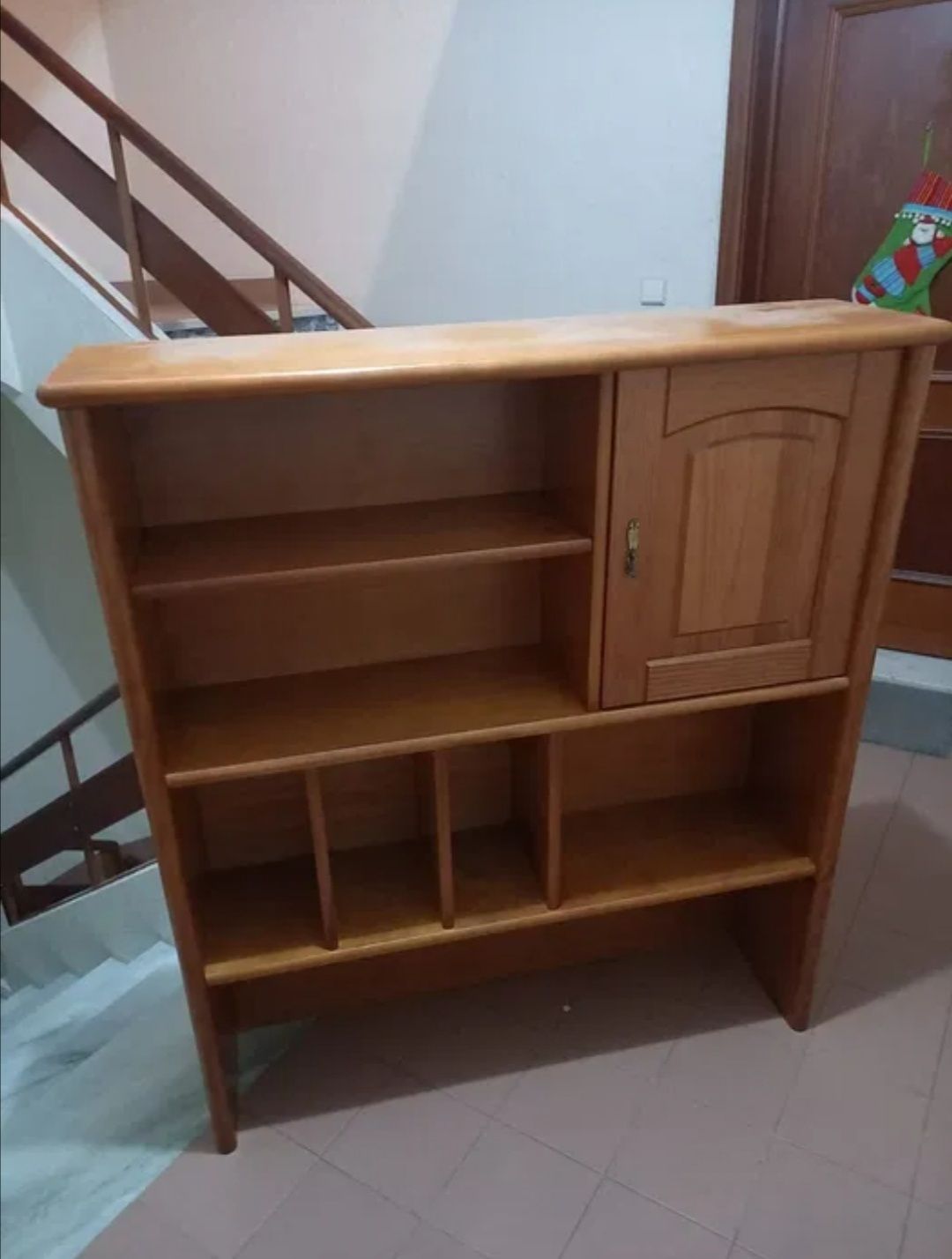 Vendo secretária com estante