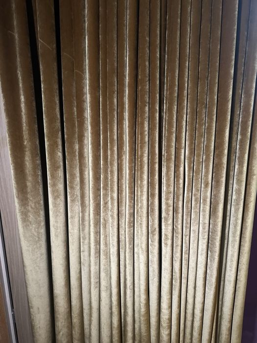Cortina de Veludo Dourada com Varão – Elegante