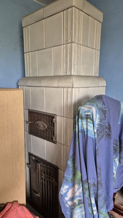 Stary piec kaflowy biały ładny wzór