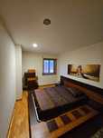 Cama de casal e mobília de madeira para quarto