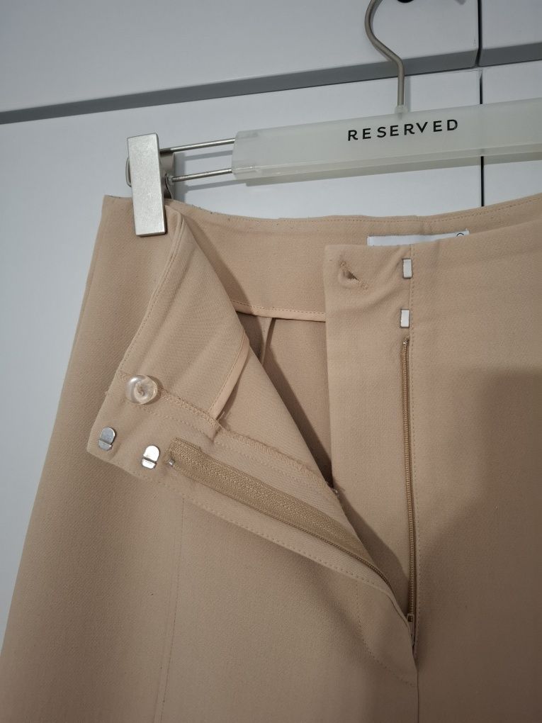 Eleganckie beżowe spodnie damskie rozmiar 42 Reserved