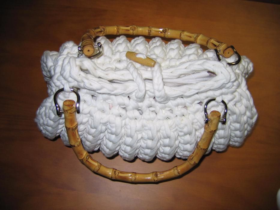 Mala em tecido de  trapilho