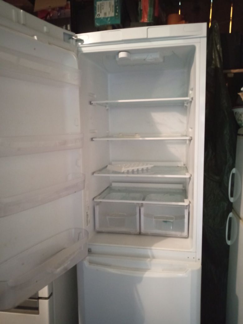 Холодильник Indesit