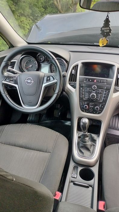 Opel Astra J 2011