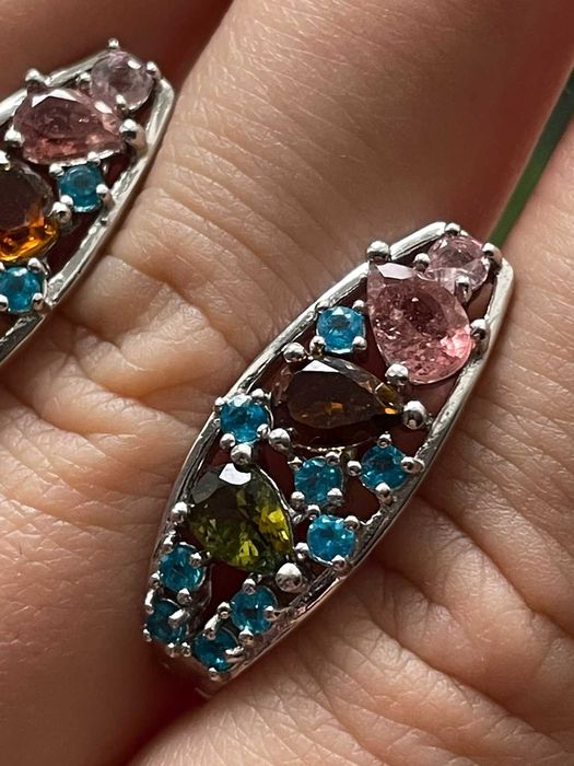 Серебряные серьги с цветным турмалином 2х6мм и апатитом