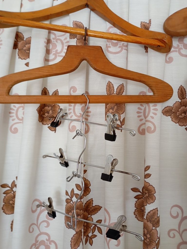 Cabides madeira e metal vintage