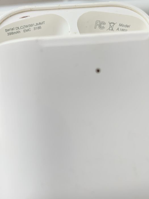 Продам кейс  для блютуз зарядки наушников  airpods Б/У