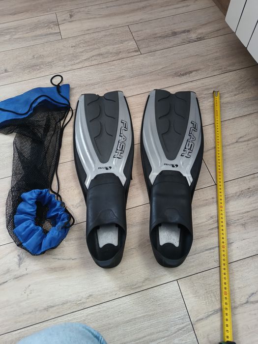 Płetwy wraz z workiem do wygodnego noszena .