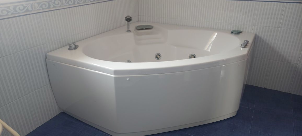 Banheira de hidromassagem e jacuzzi