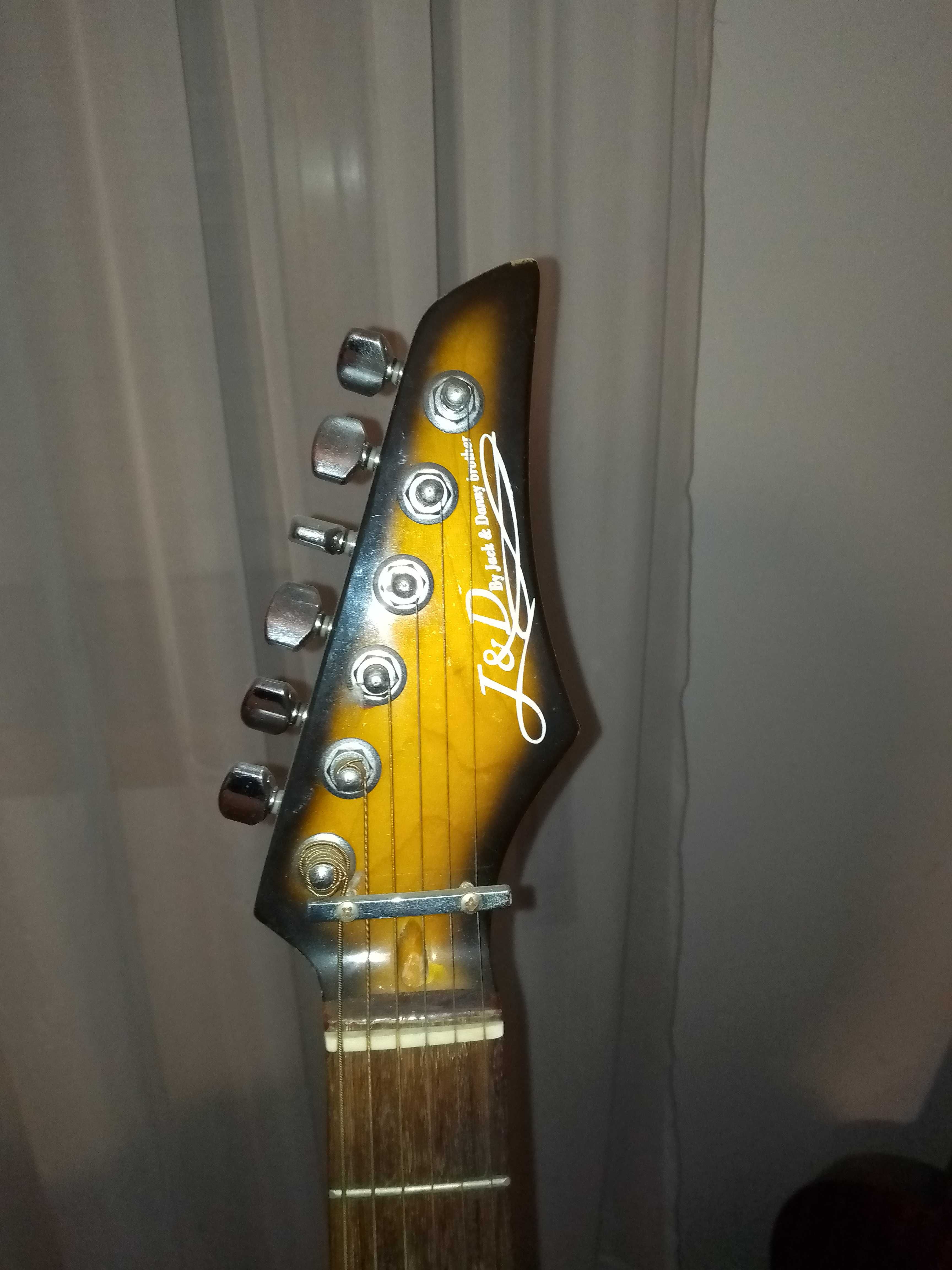 Guitarra J&D bem estimada
