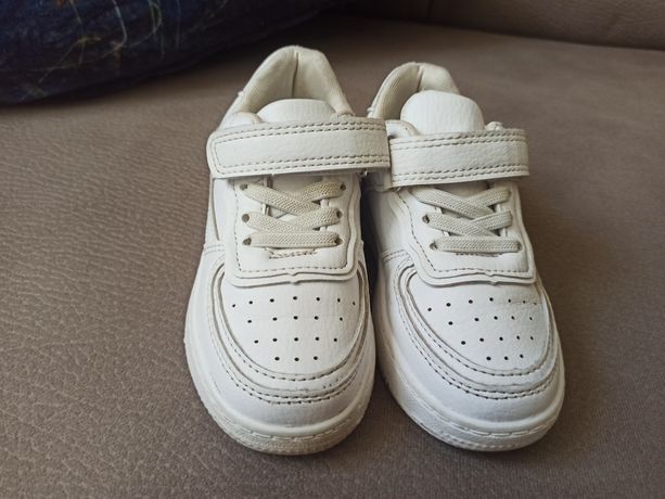 Дитячі білі кросівки