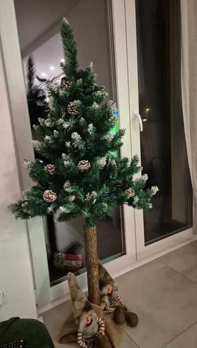 Sztuczna choinka na pniu- Osnieżona