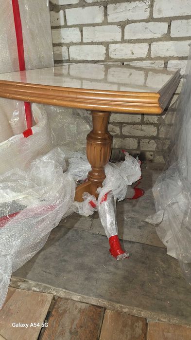 отличный кухонный стол, очень удобный почти не пользовались