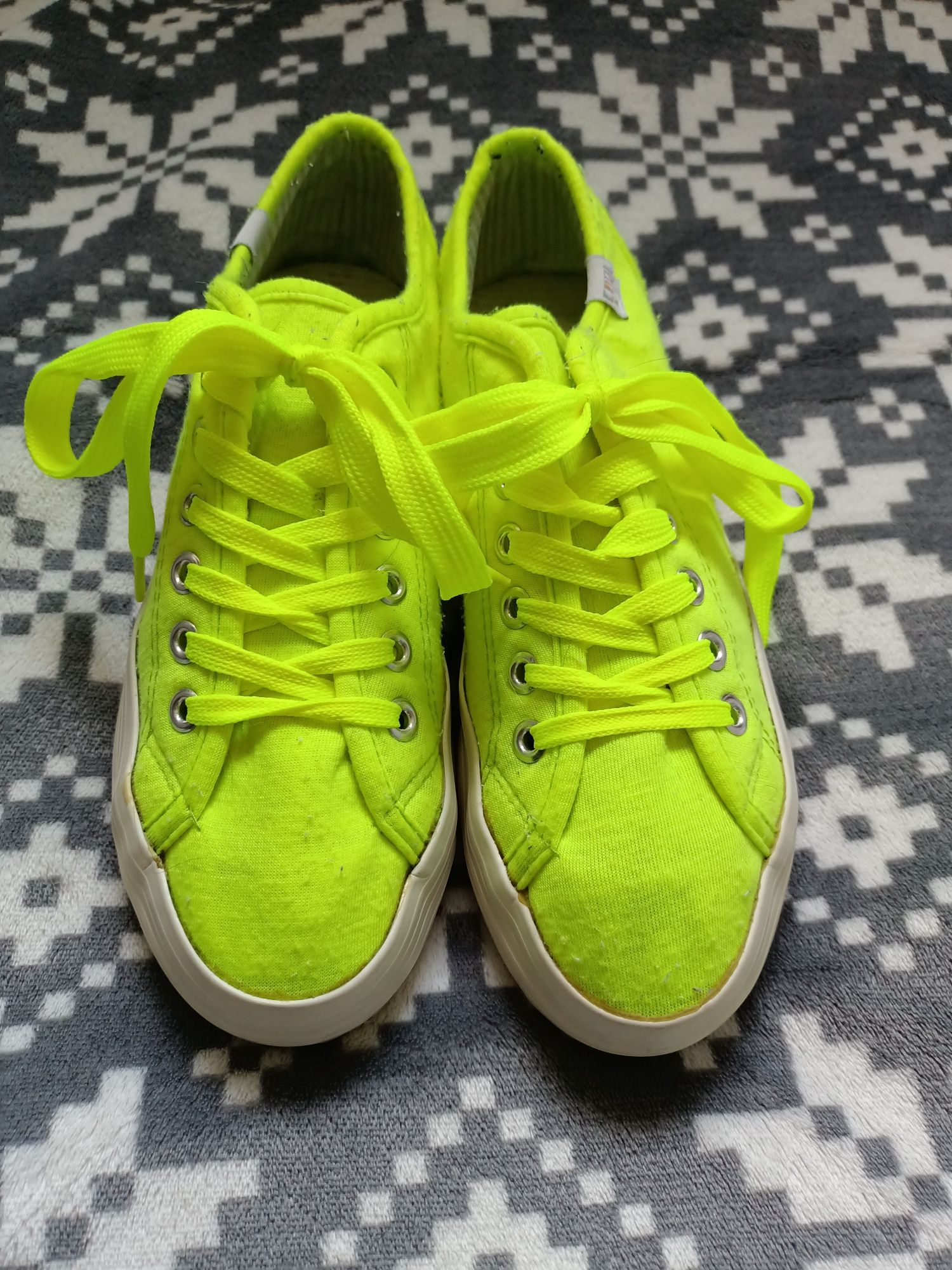 Neonowe buty marki cool way
