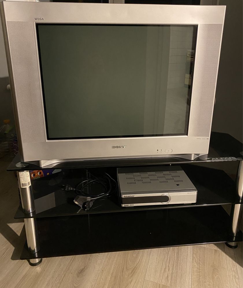 Телевізор Sony trinitron з підставкою для нього і тюнером