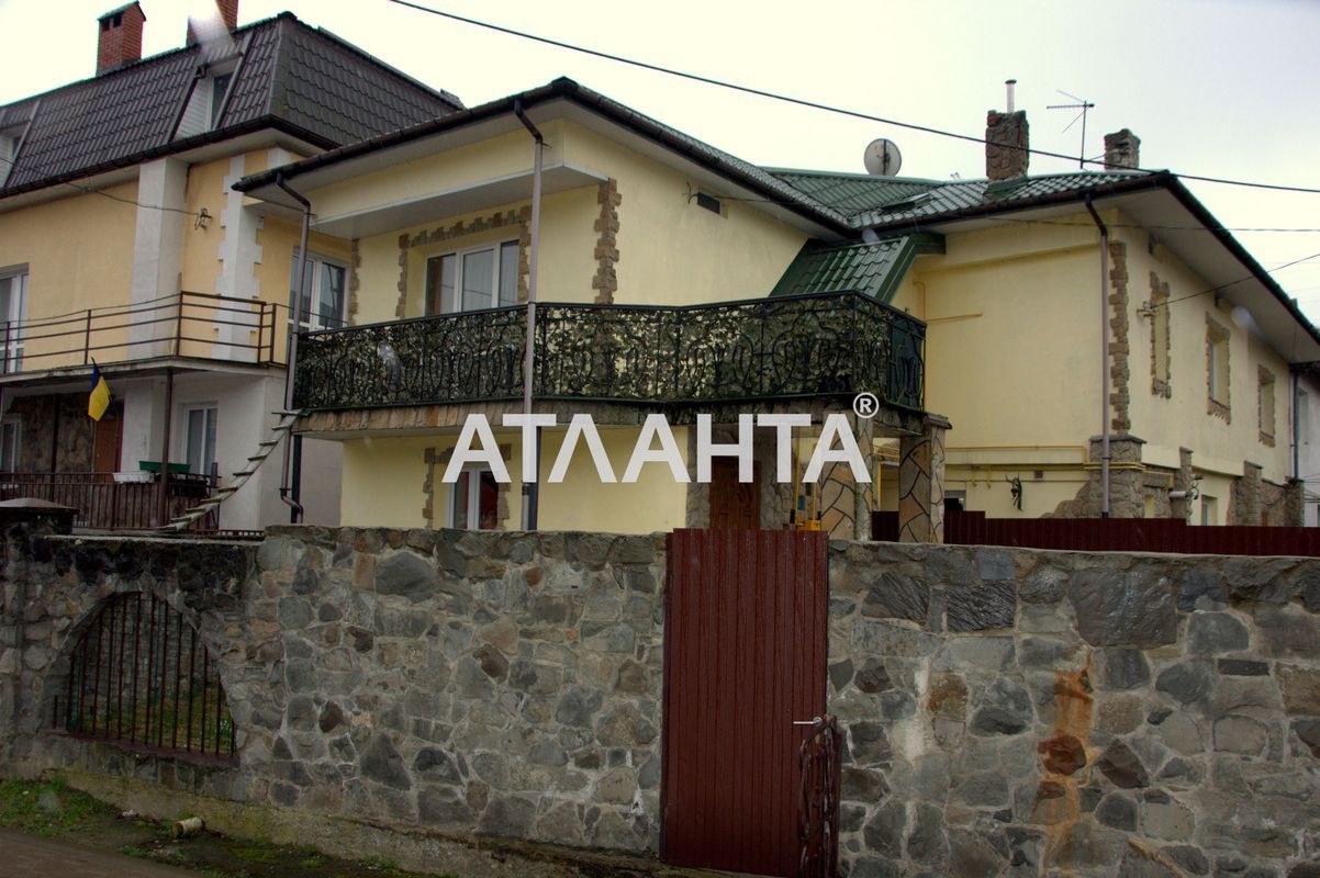 Продаж частини будинку поряд з парком у Львові