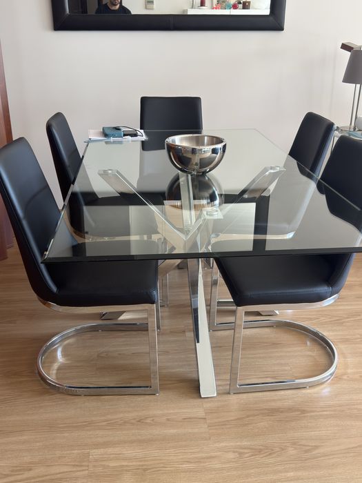 Mesa com 6 cadeiras