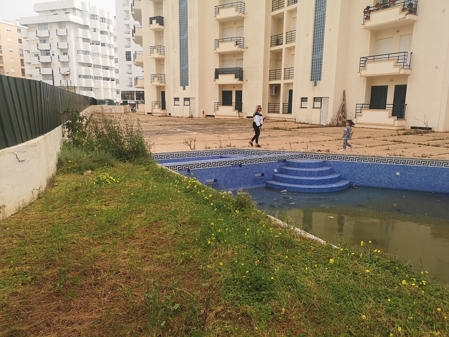 Terreno com Piscina e Logradoro em Armação de Pêra