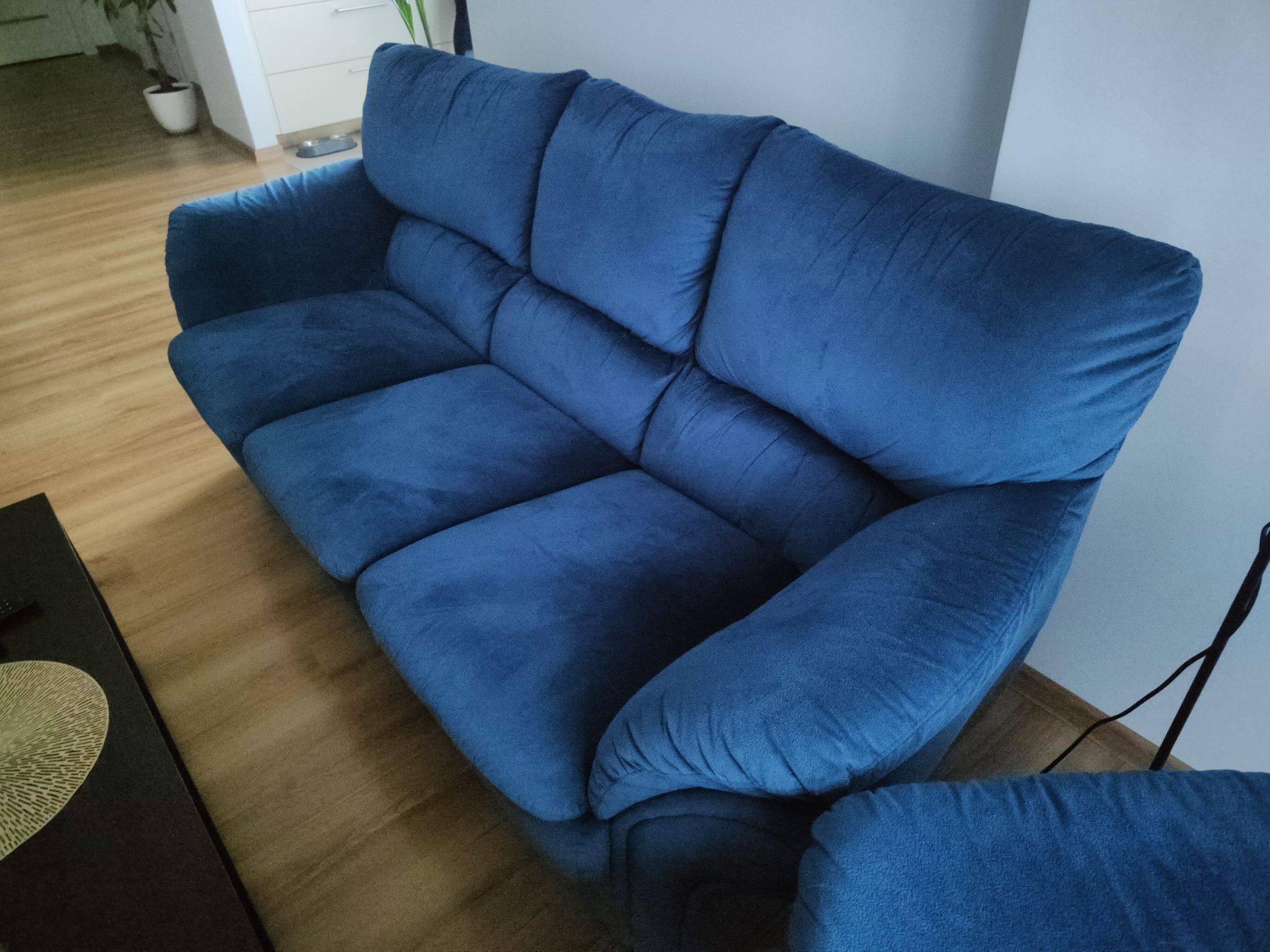 Wygodna sofa, fotel i pufa kolor morski.