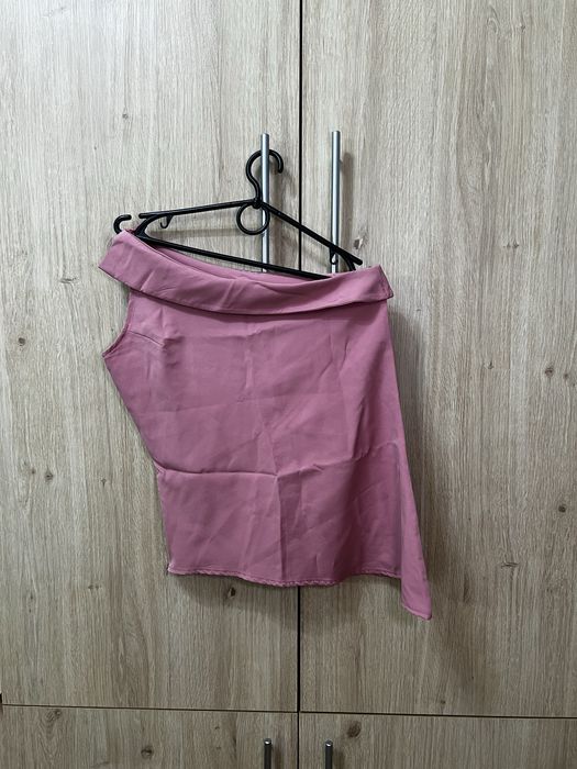 Рожева блуза через плече