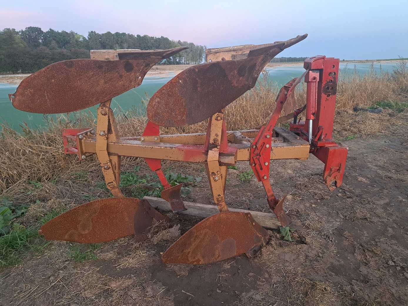 częsci pompa ,koła  pługa, goizin ,rozdzielacz tura