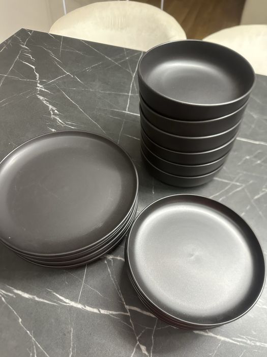 Zastawa z kamionki czarna talerze